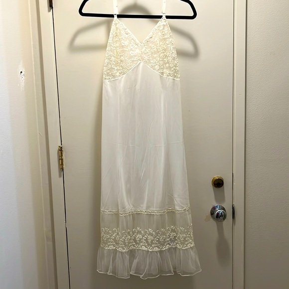 Vintage Ivory Slip - Picture 1 of 12